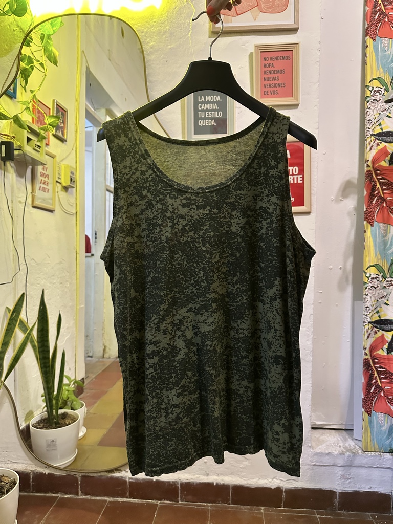 Musculosa camuflada verde