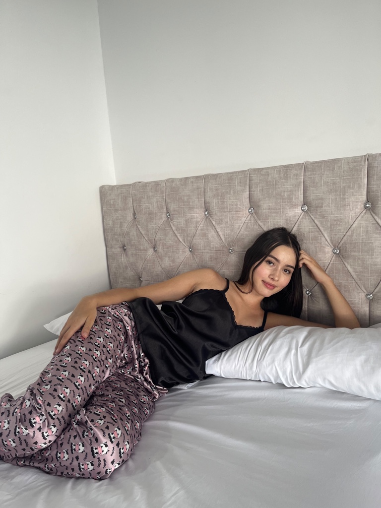 Pijama satinada negra y rosada vaquita