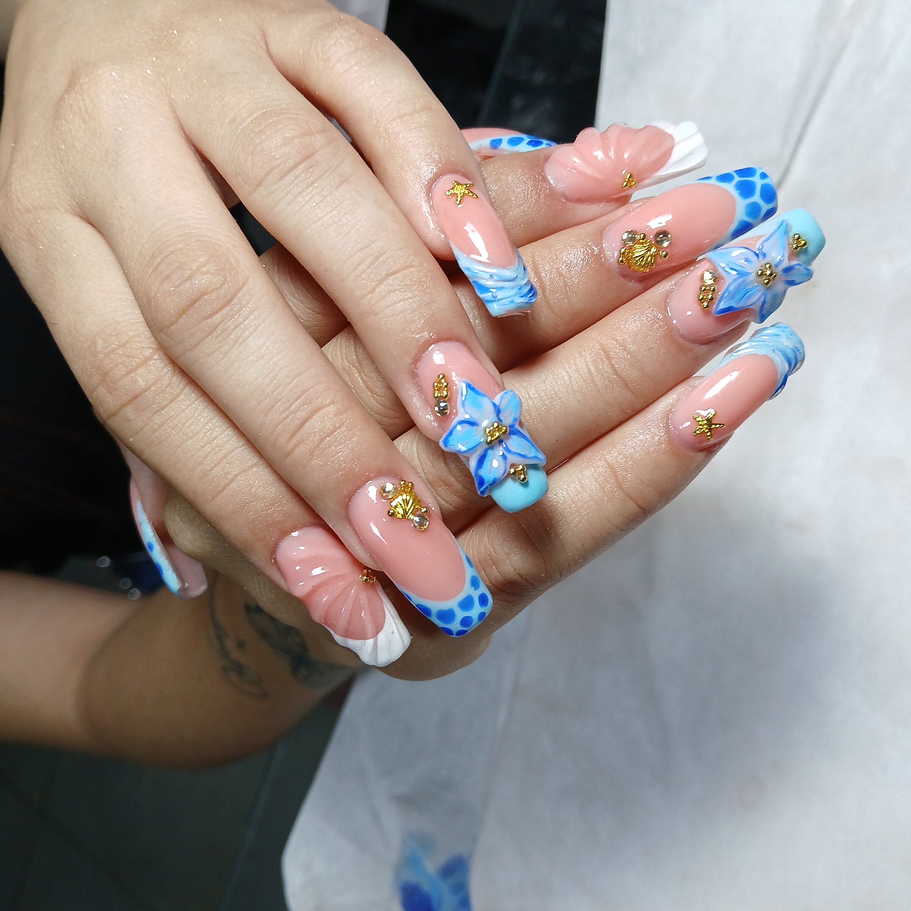 Decoración de uñas solf Gel forrado con builder Gel,  artísticas con flores y detalles azules