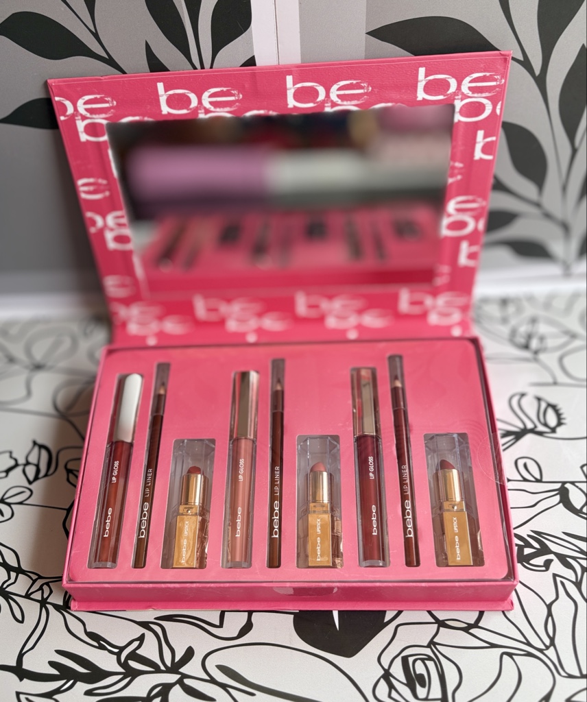 estuche de maquillaje para labios de la marca Bebe- incluye brillos labiales (lip gloss), delineadores y labiales en barra en tonos variados