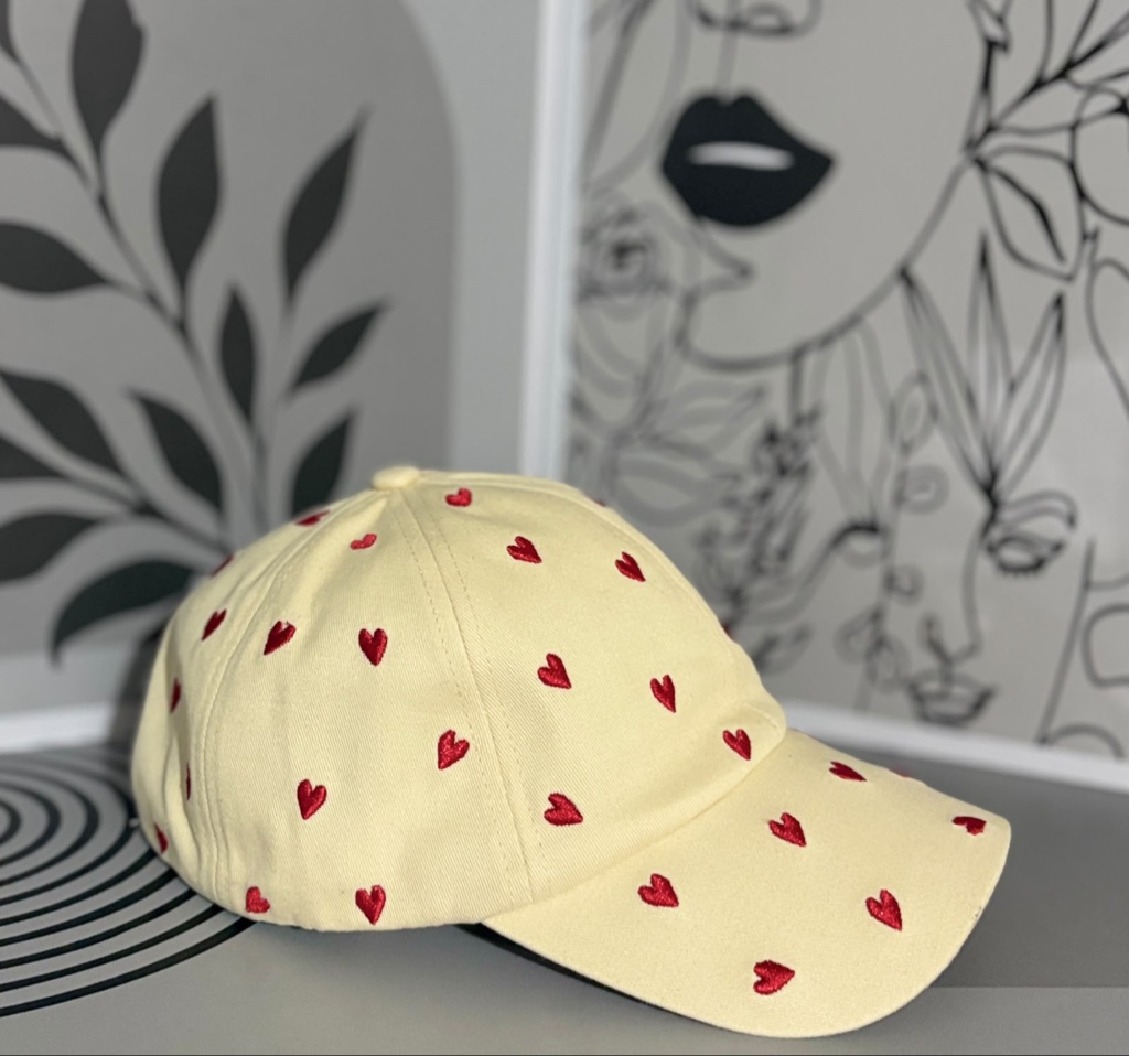 Gorra beige corazones rojos