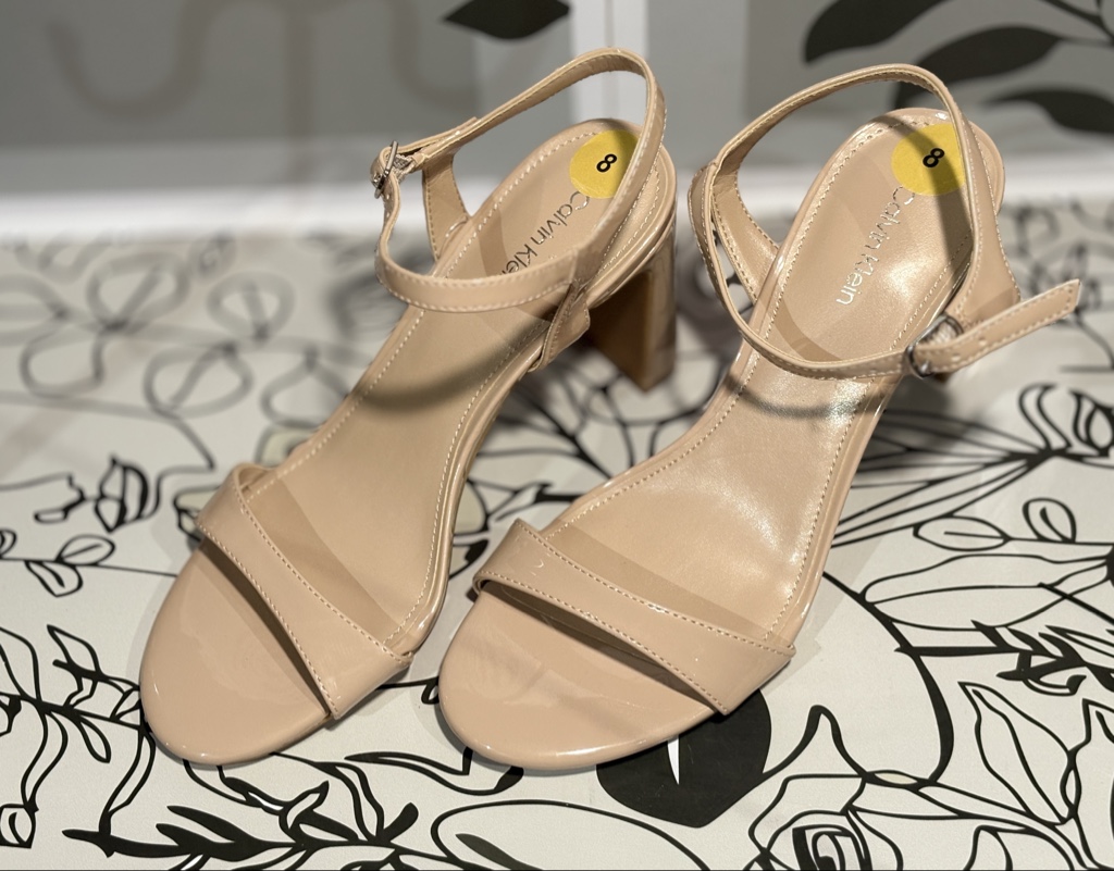 sandalias de tacón Naome de Calvin Klein en tono nude Disponibleen talla7.5 y 8