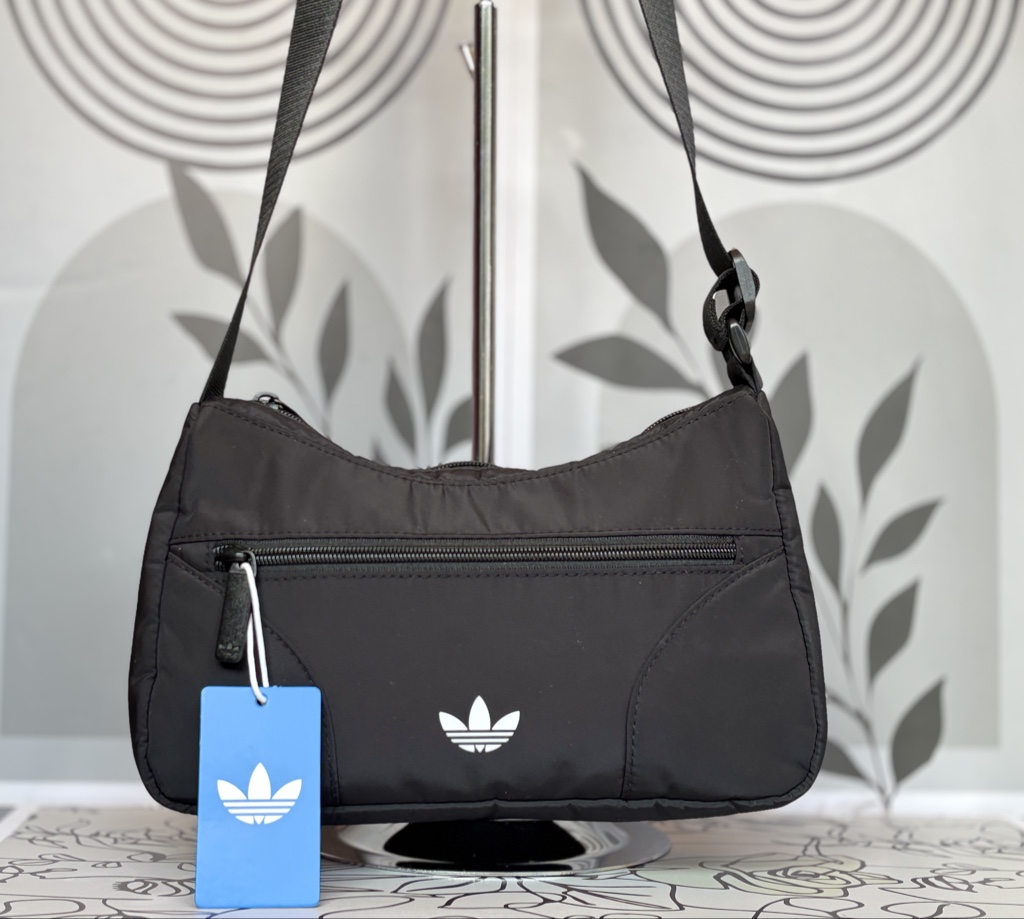 Crossbody deportiva ADIDAS en tela mojada