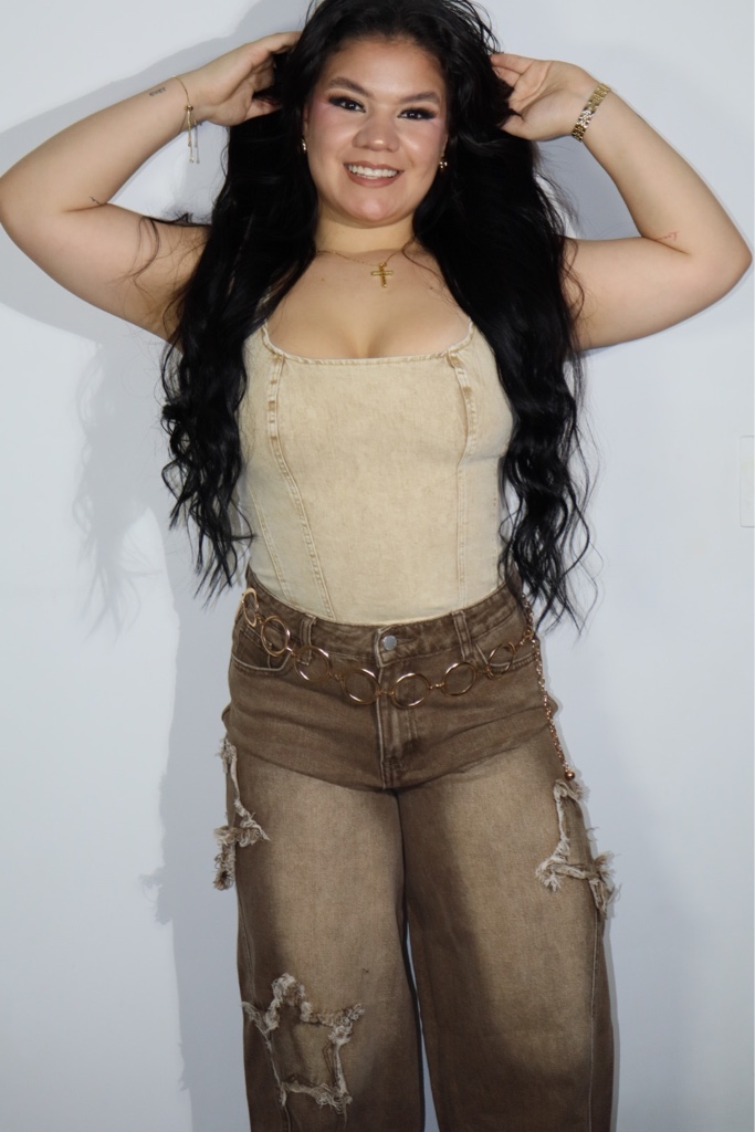 Top beige y jeans luxury