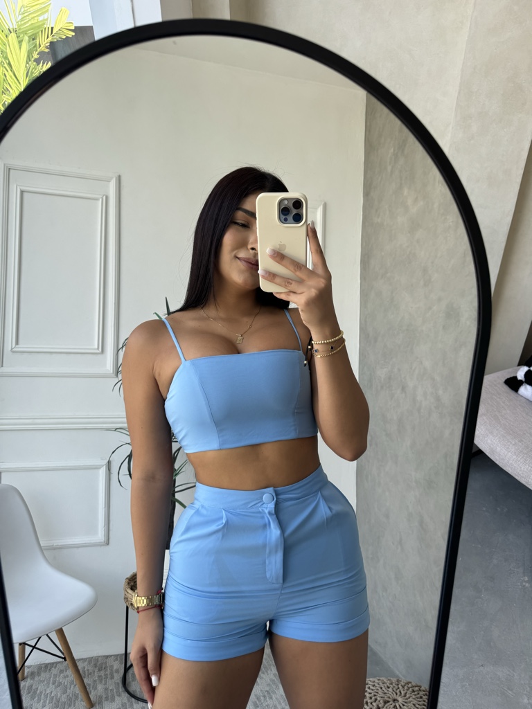 Conjunto azul cielo top y short