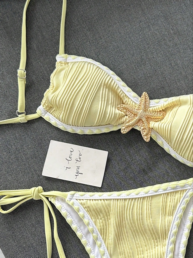 Bikini amarillo con accesorio de estrella