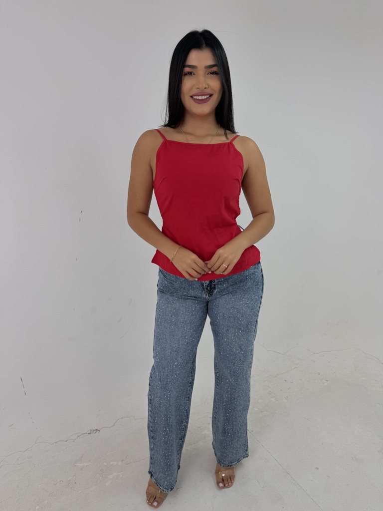 Top rojo tiras y pantalón oscuro de brillos