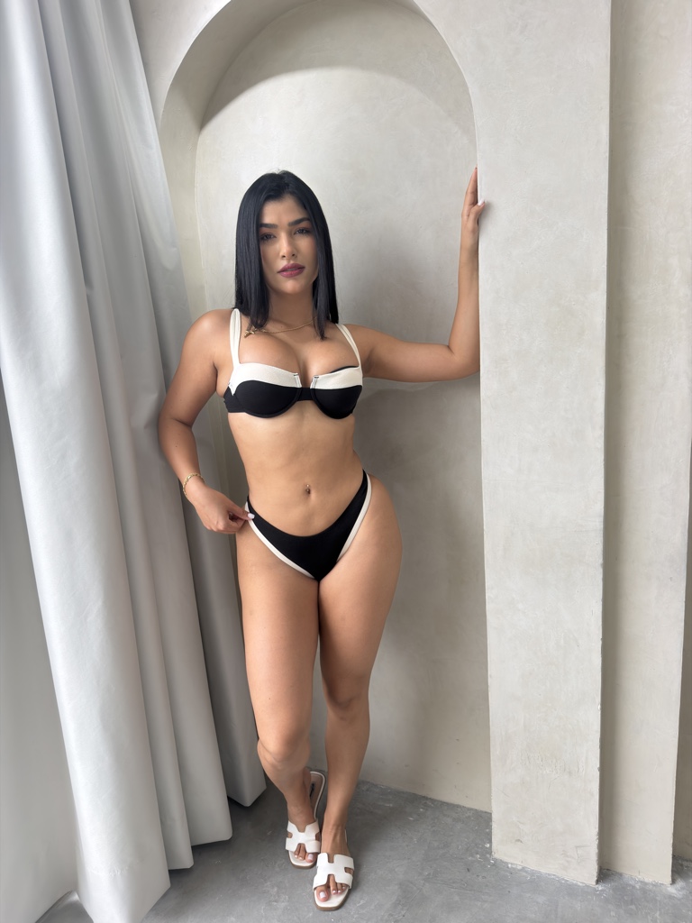 Bikini bicolor negro y crema, tela elastica, dos piezas