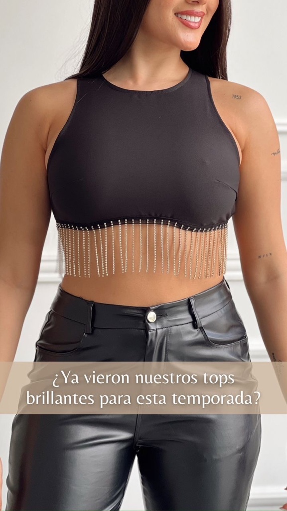 Top con tiras de piedritas