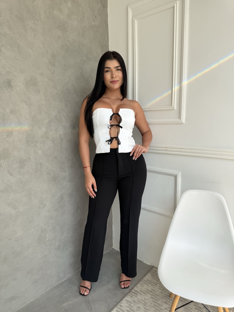 Pantalón negro de vestir y Top blanco con lazos