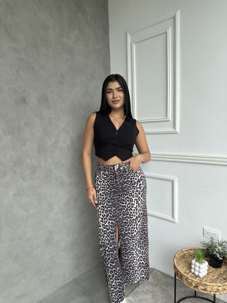 Falda larga animalprint  y chaleco negro