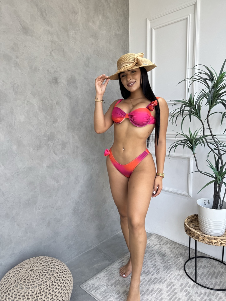Bikini fucsia y naranja con top fruncido y lazos laterales