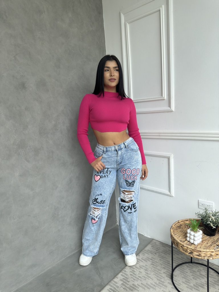 Pantalón estampado y suéter rosado