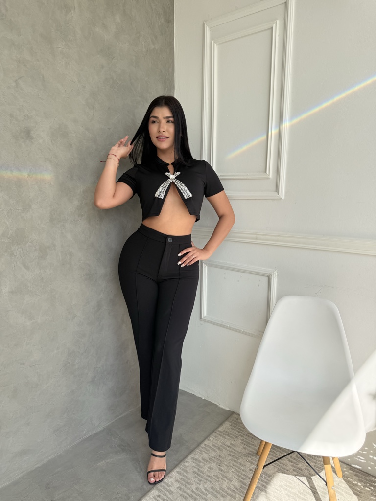 Top negro con detalles brillantes