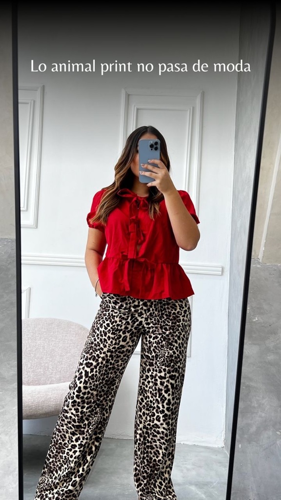 Blusa roja con lazos y pantalón animal print