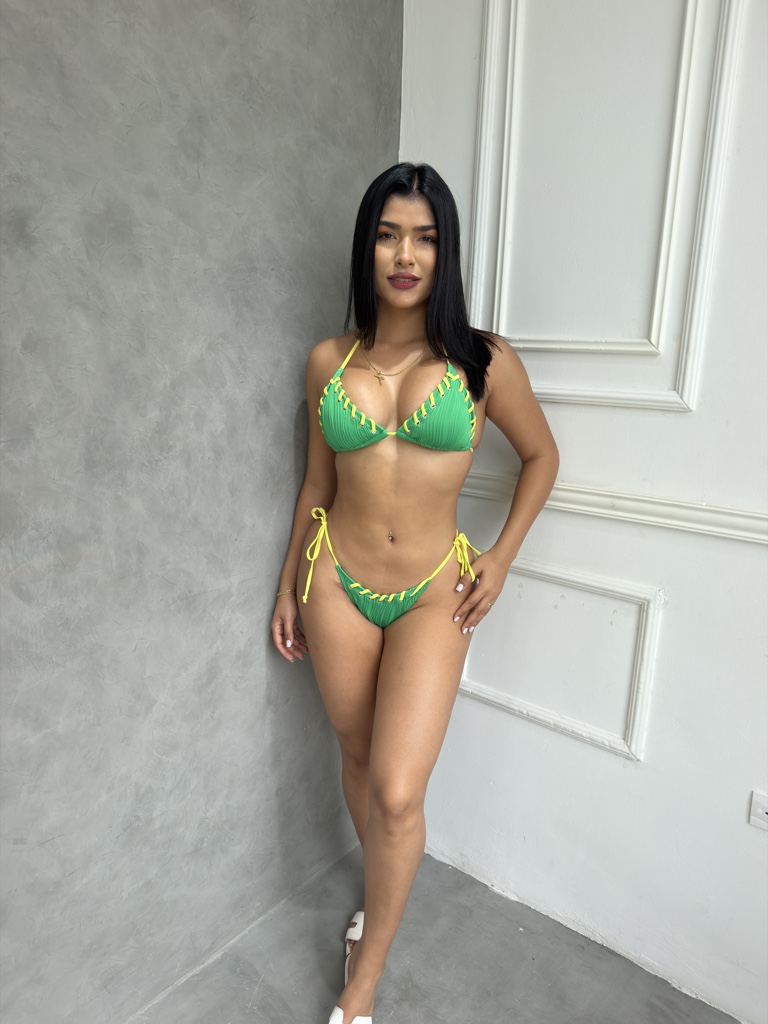 Bikini verde con amarres amarillos, tela ligera, dos piezas