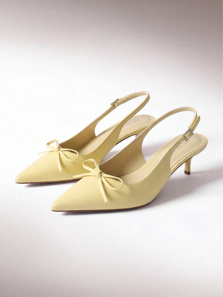 Zapatos de tacón beige con lazo
