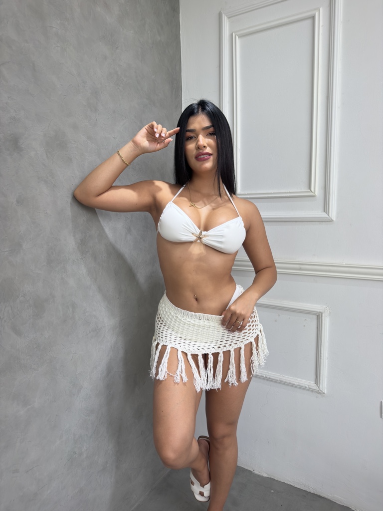 Salida de baño blanca con flecos