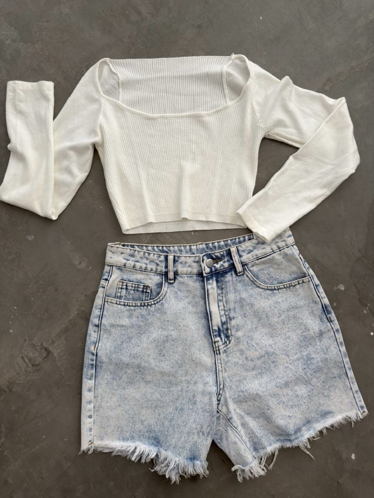 Short pre lavado y top blanco a los hombros