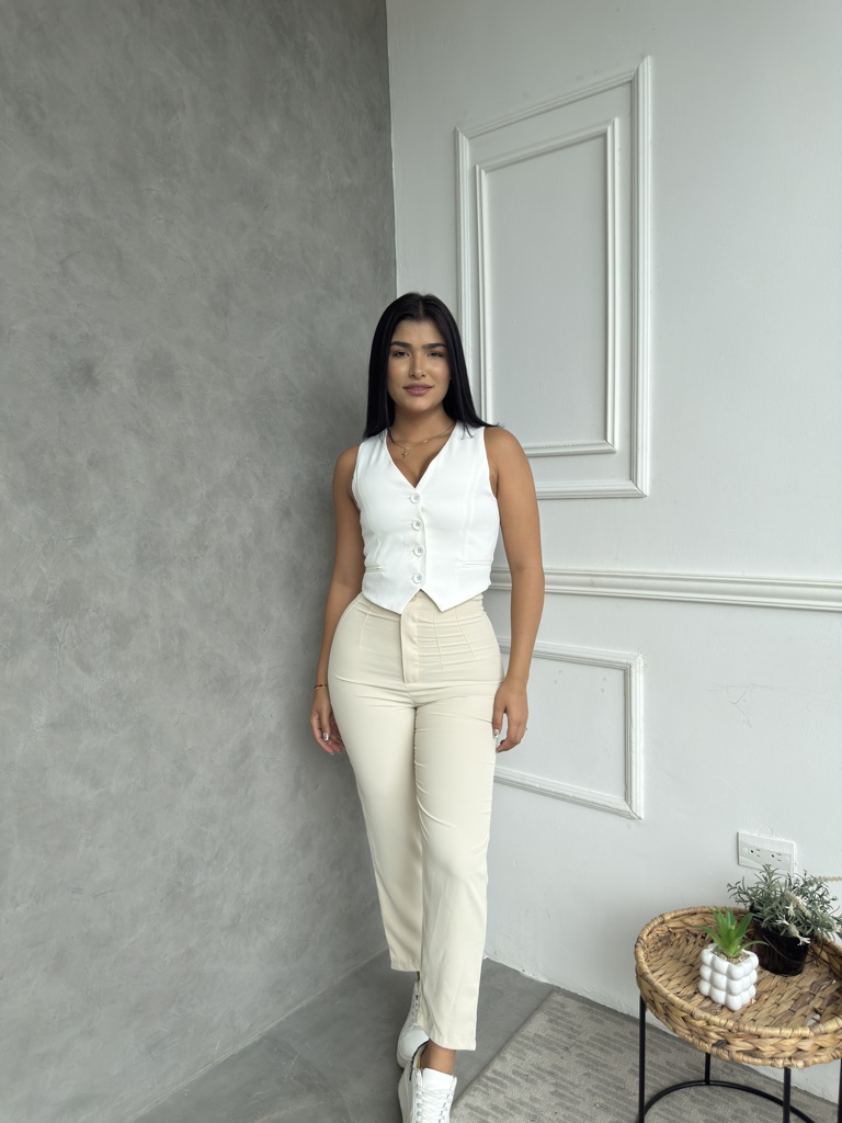 Chaleco blanco y pantalón beige de vestir