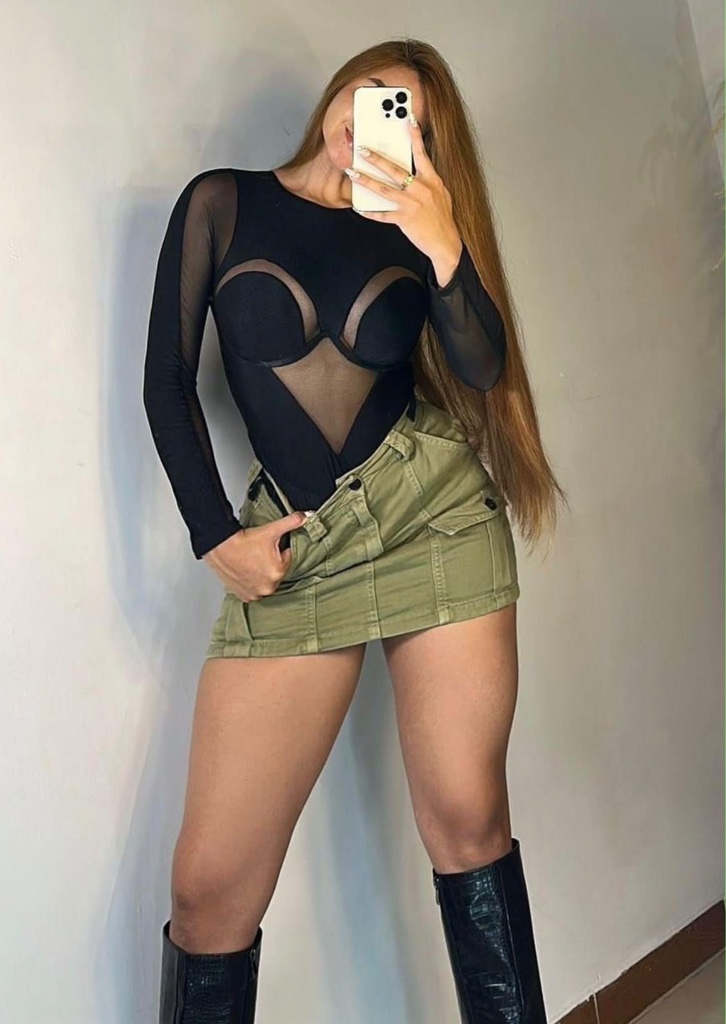 Outfit negro con falda verde