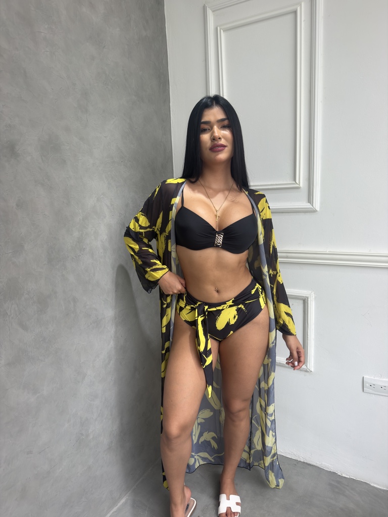 Bikini negro con cover up amarillo y negro