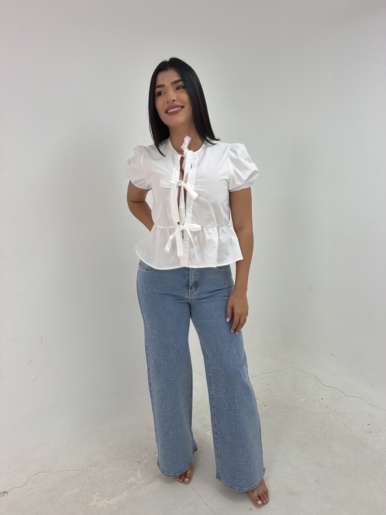 Blusa blanca y Jeans ancho de brillos