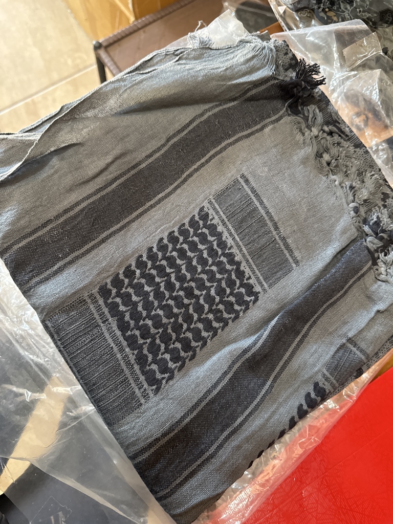 Shemang color gris con negro