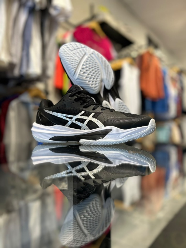 Asics Resolution (negra/suela blanca)