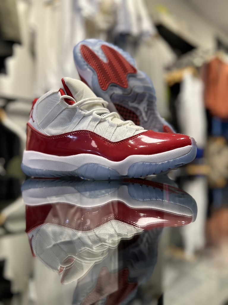 Jordan 11 (rojo/blanco)