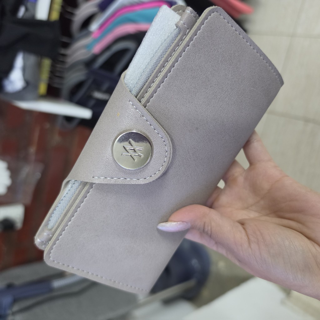 Billetera gris con broche
