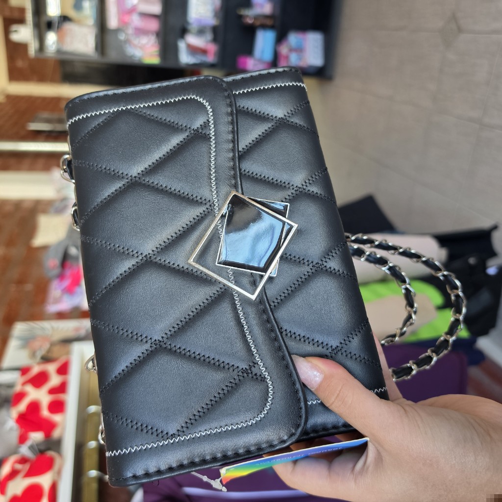 Cartera negra metalica