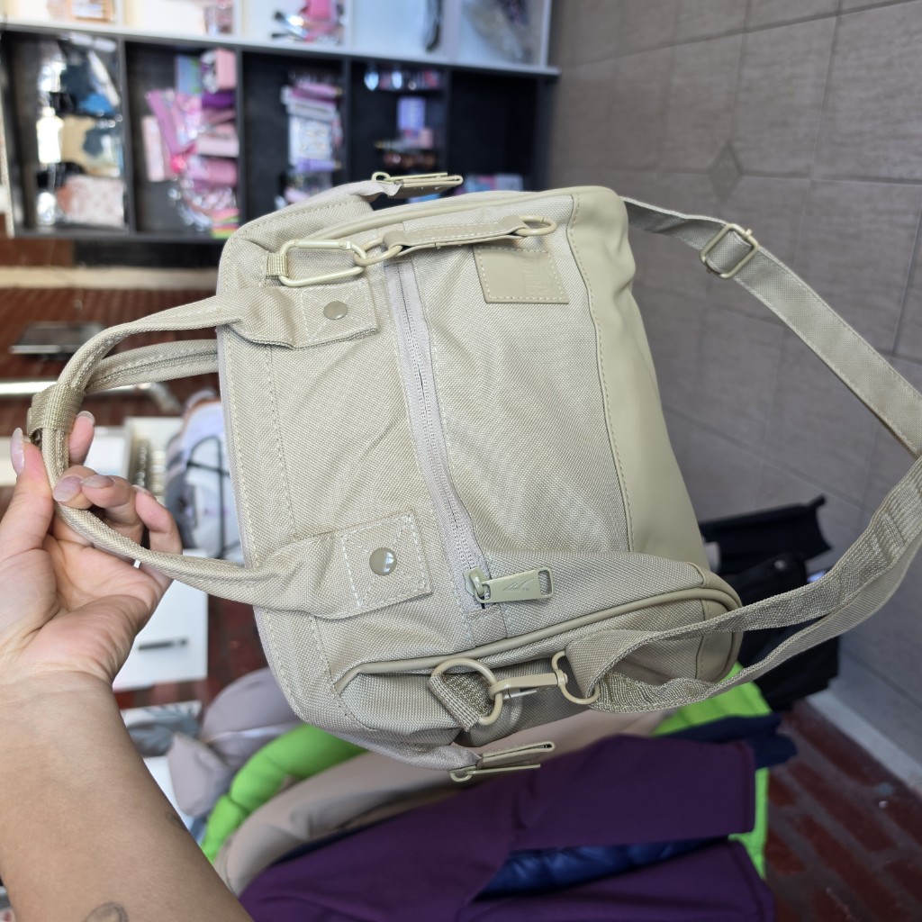 Cartera beige con correa