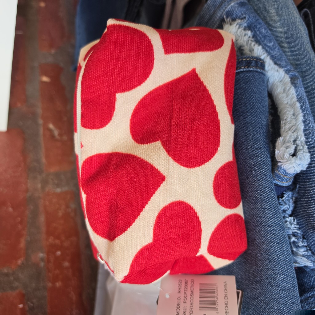 Portacosmetico corazon rojo