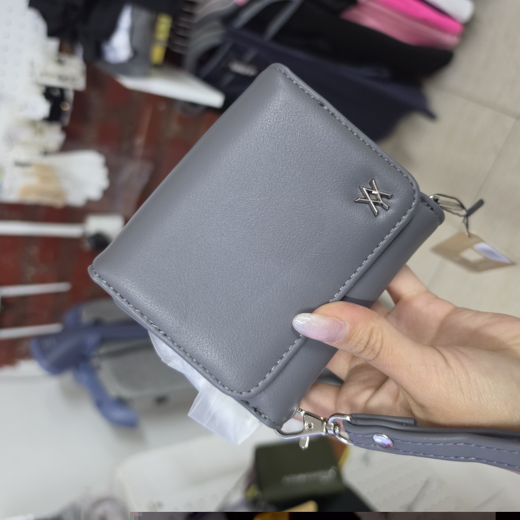 Billetera gris con correa