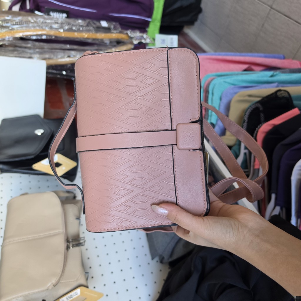 Bolso rosa claro con correa