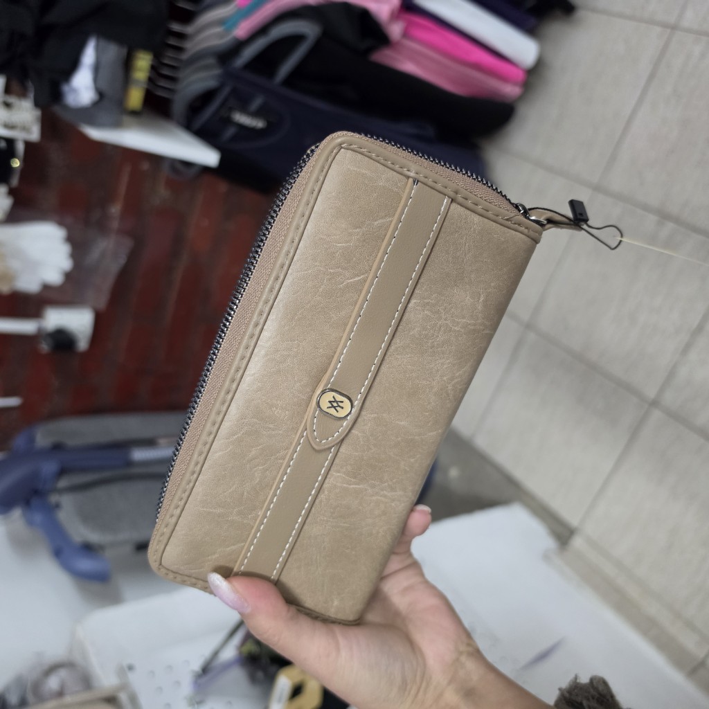 Billetera beige con cierre