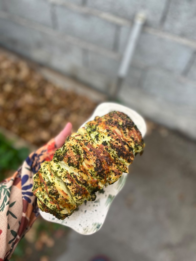 Pan laminado con manteca de ajo y perejil + queso