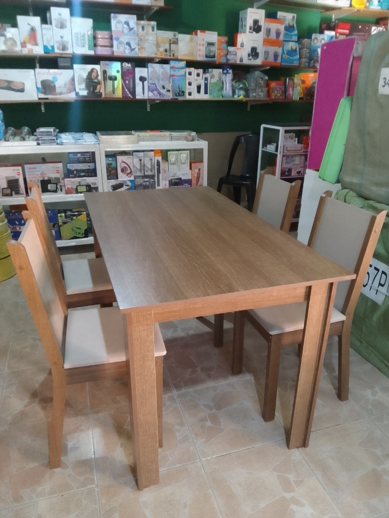 Juego de mesa y 4 sillas