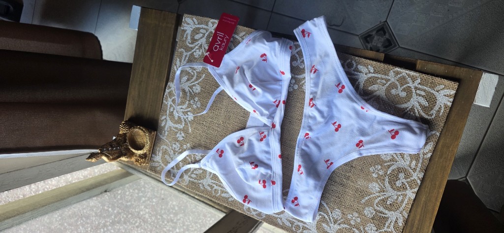 Avril Koury conjunto blanco cerezas