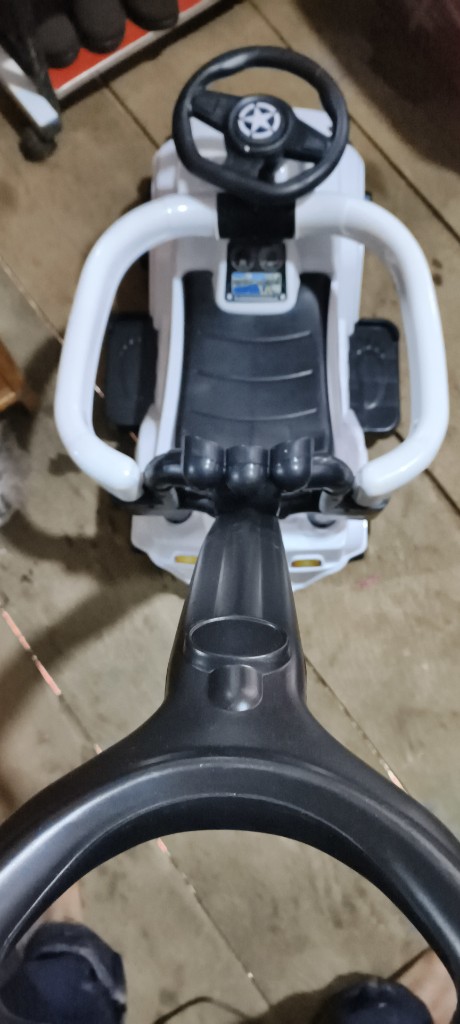 Auto de empuje blanco