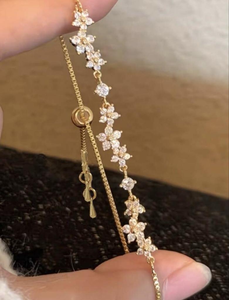 Pulsera dorada con flores