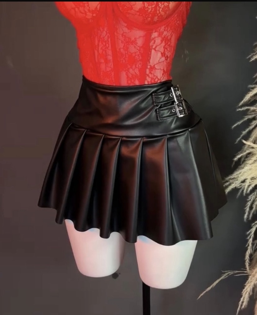 Falda cuerina plisada