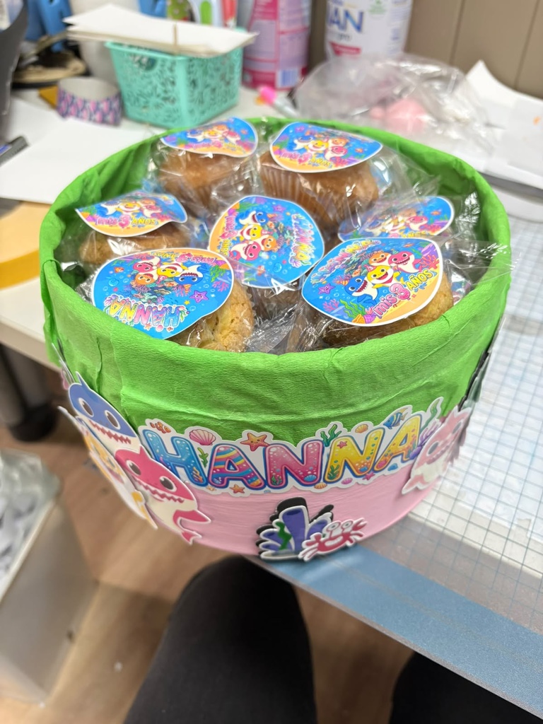 Cake box / torta falsa está rellena con magdalenas individuales