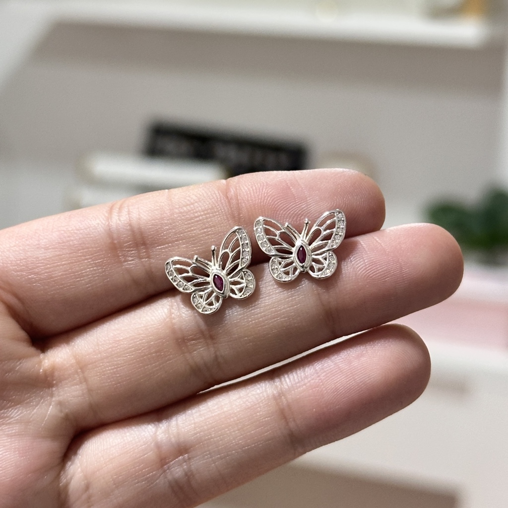Aros de mariposa grandes con circón fucsia