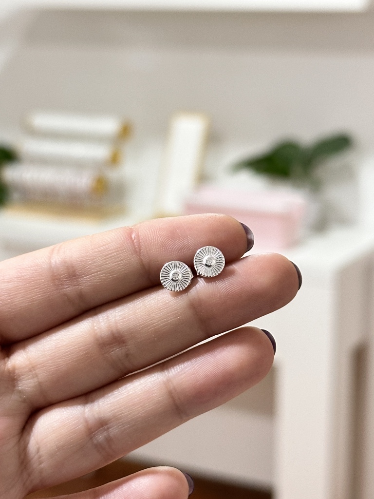 Aros circulares con círcon en medio facetados