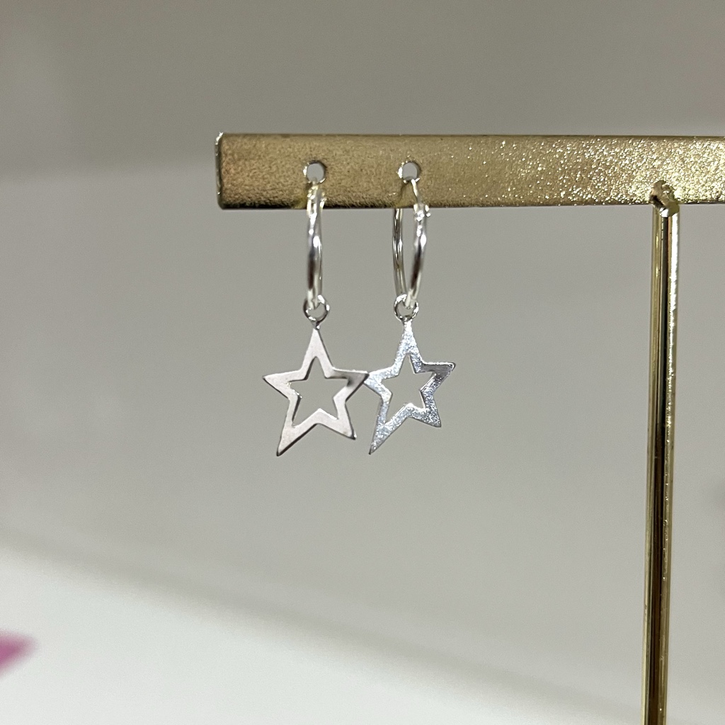 Argolla lisa con estrella abierta