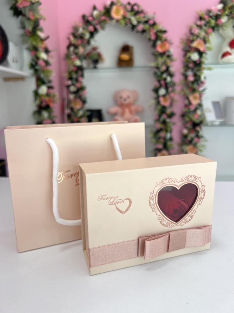 Caja de regalo con rosas 15cm