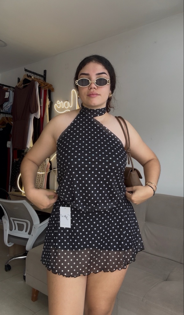 Vestido corto negro lunares