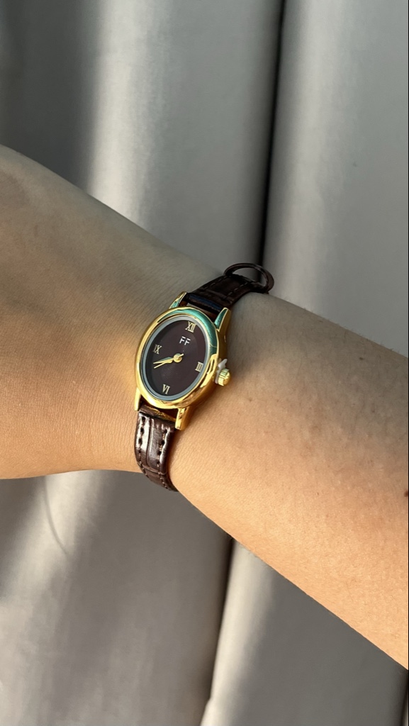 Reloj marrón números romanos